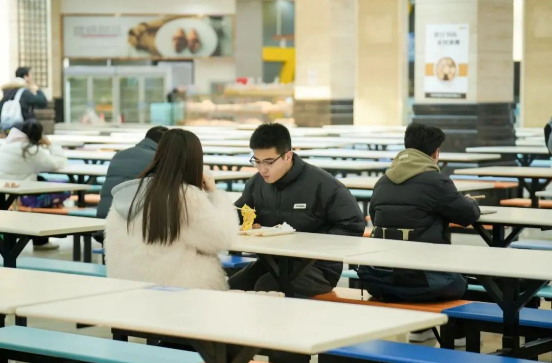 开放的大学食堂，溢出的不止饭香