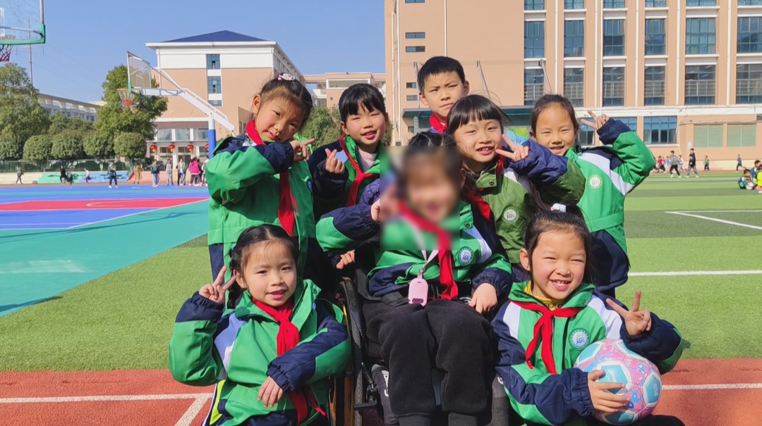 长沙县：师生帮帮团悉心照顾7岁罕见病女孩