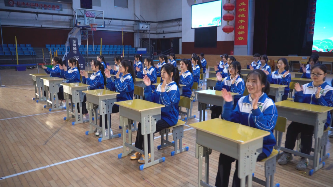 小课桌承载大舞台 700余名高中生上演课桌舞