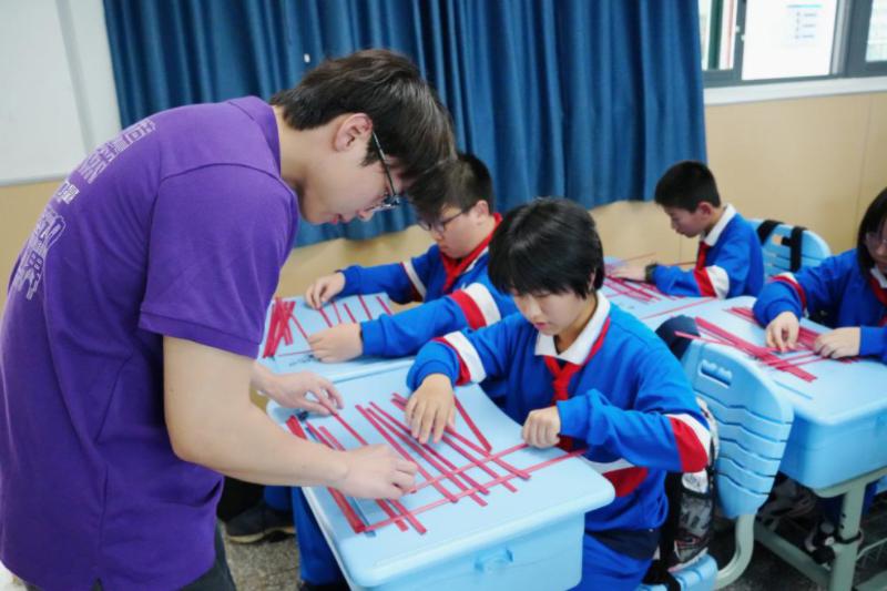 让竹编红船“驶入”中学课堂 长沙高校学子带来别样手工艺课