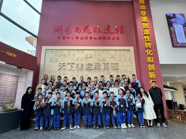 红领巾共绘民族团结同心圆