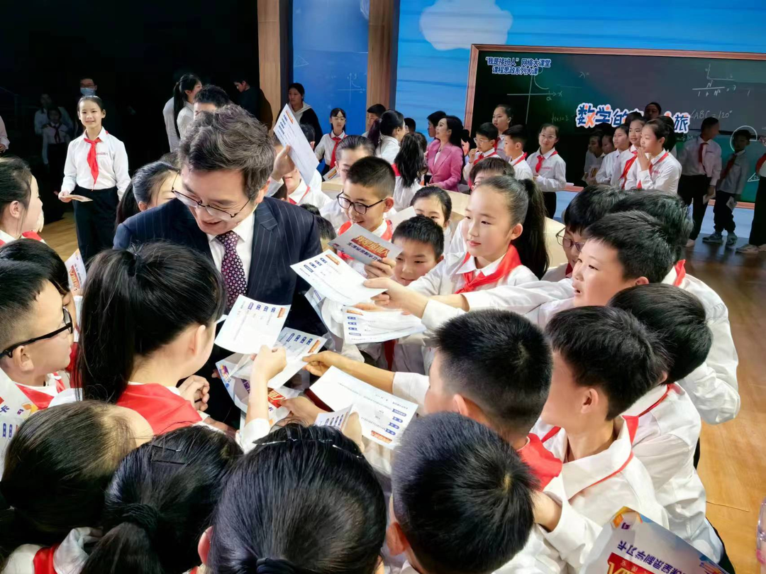 图说新闻 | 科学家和人民教师是如何成为“偶像”的？