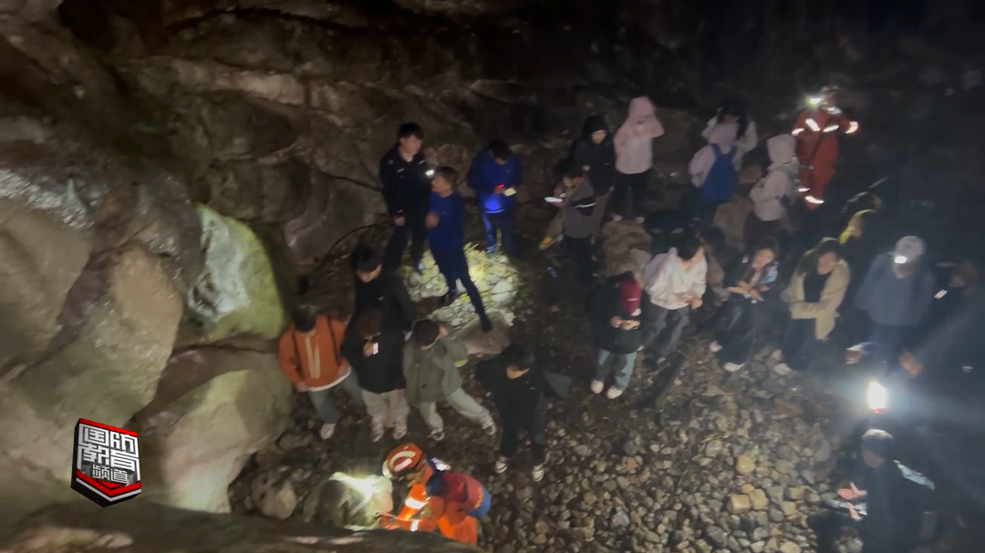 张家界：25名“驴友”被困峡谷 消防连夜搜救