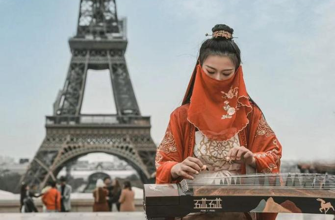 法国街头，湖南“古筝女孩”展现中国传统文化之美