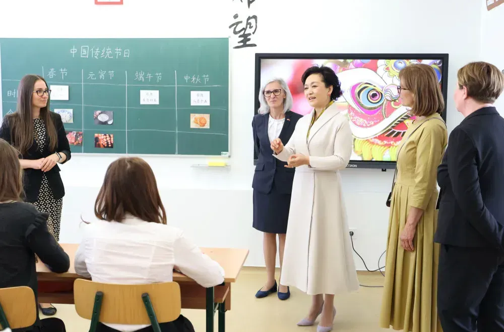 彭丽媛同匈牙利总理欧尔班夫人雷沃伊参观匈中双语学校