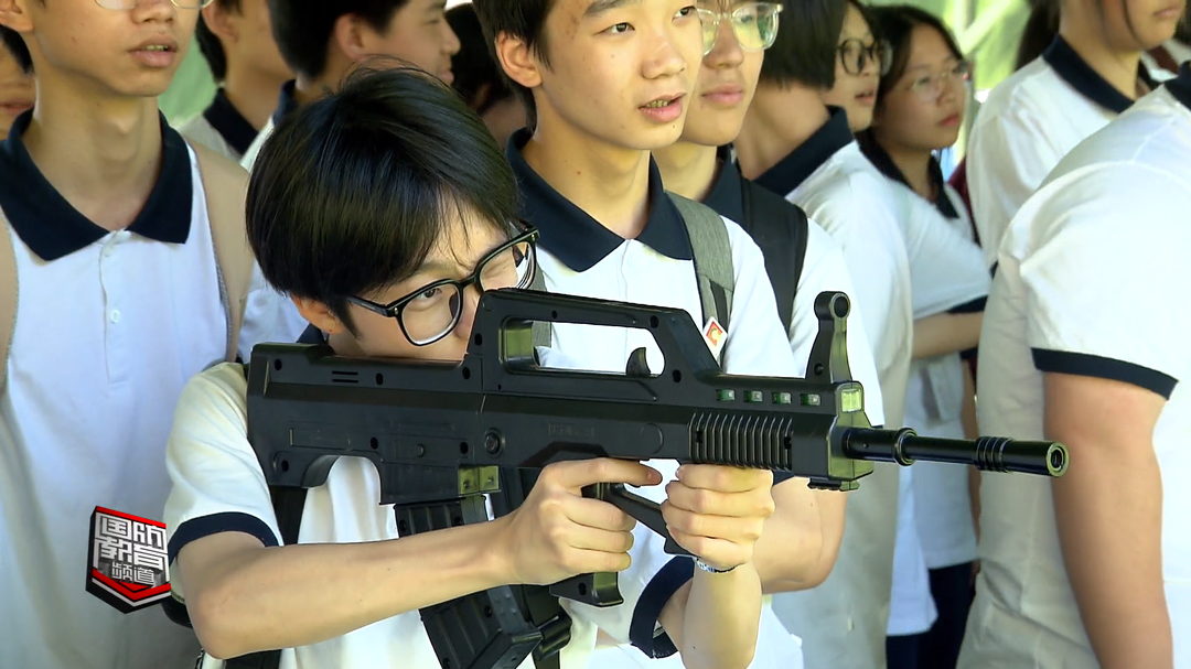 国防教育主题研学——真过瘾！学生手持模拟枪在“战场”上穿梭