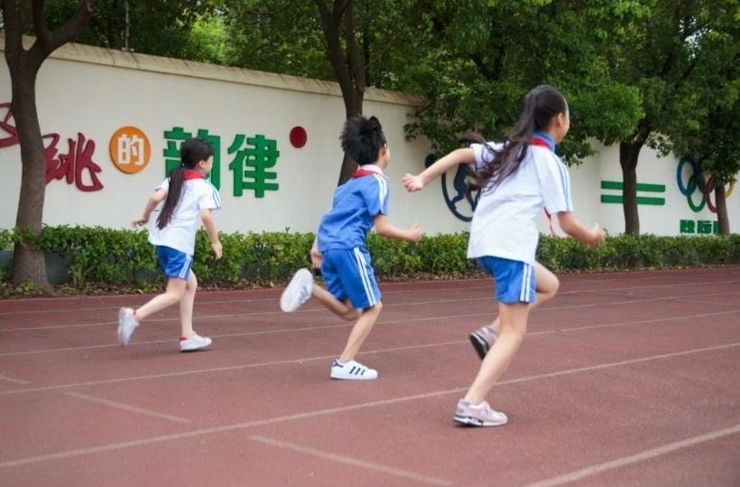 12岁小学生参加200米比赛昏迷后死亡，学校该承担责任吗？