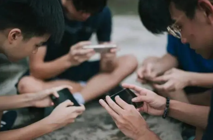 全国1.93亿未成年网民：如何破解用网过度问题？