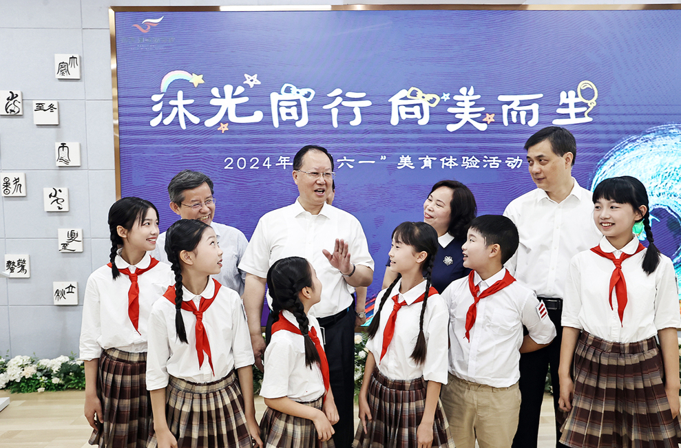 毛伟明“六一”前夕看望少年儿童：放飞梦想 快乐成长 做明天的接班人未来的主力军