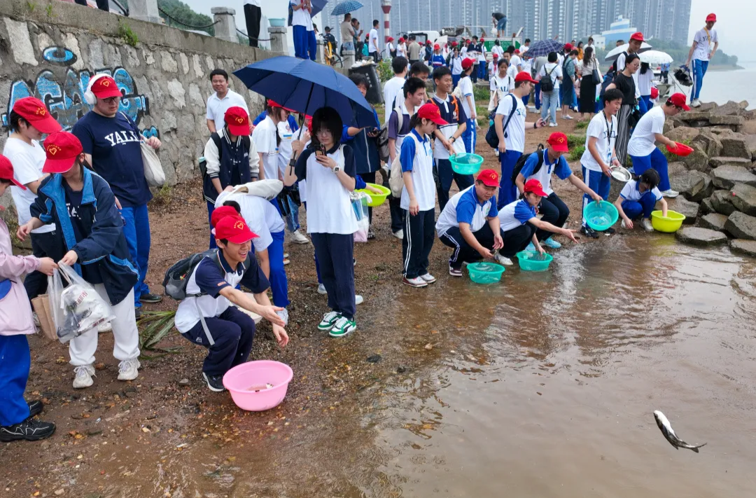 放养一尾鱼，净化一片水！长沙中学生开展“小鱼治水”环保公益活动