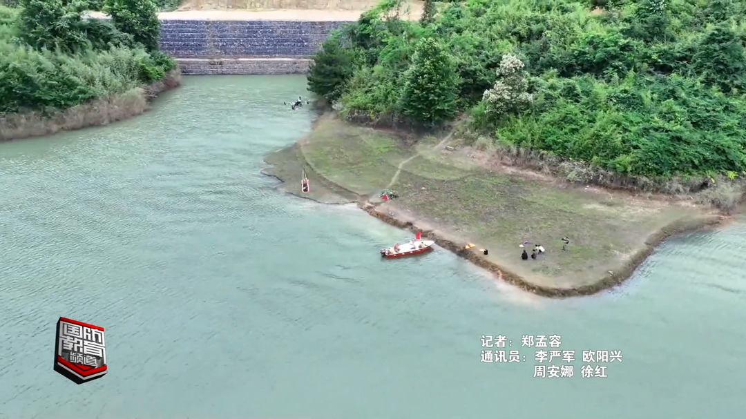 永州市举行防汛抗洪军地联合演练——水下声呐探测险情 机器人救援“被困群众”