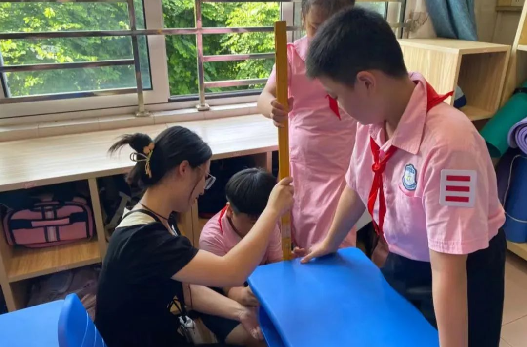 孩子们个头高了，课桌椅能否跟着“长”？