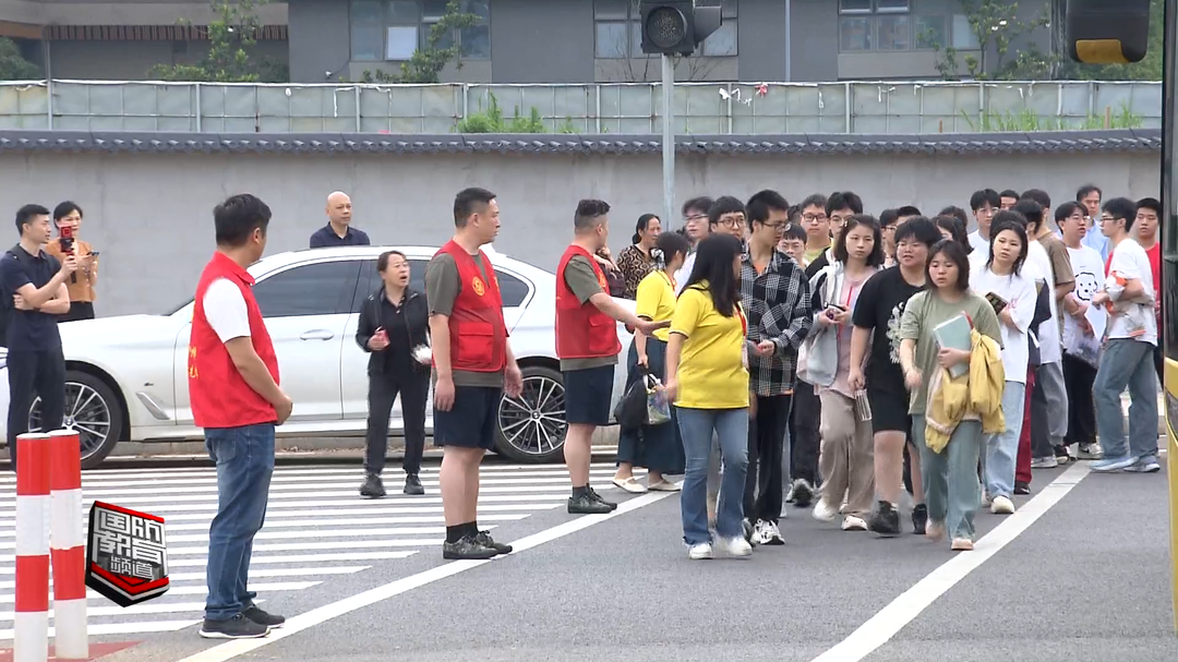 直击高考——雷锋故乡温暖传递 退役军人护航学子