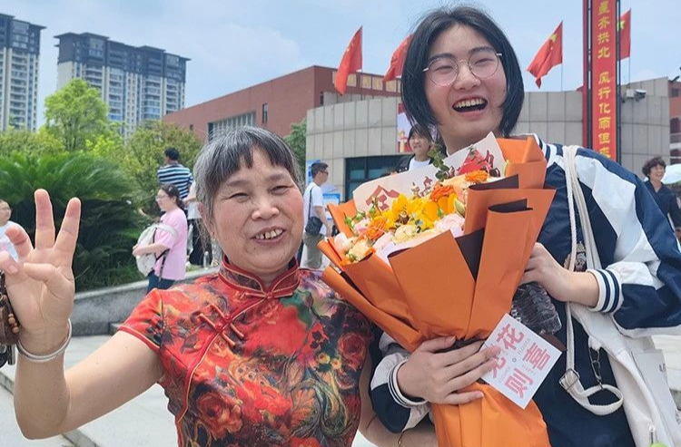 刚刚高考结束，邵阳考场外发生的一幕……