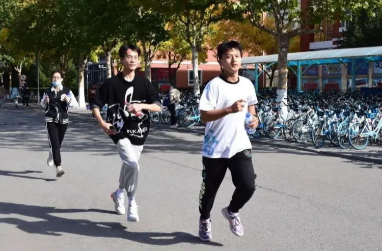 校园跑APP屡被吐槽，“代跑”现象如何解？