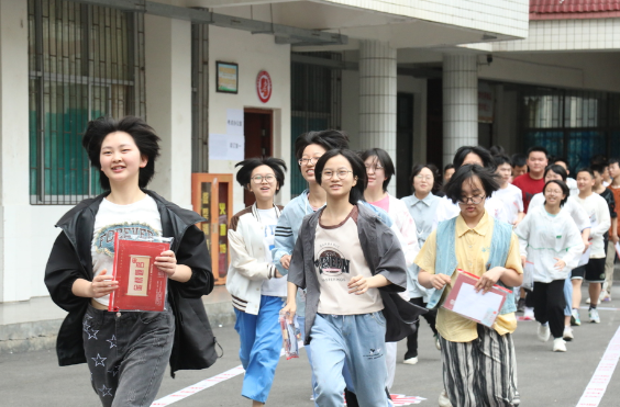 湖南省2024年中考掠影：以进取之心奔向花路
