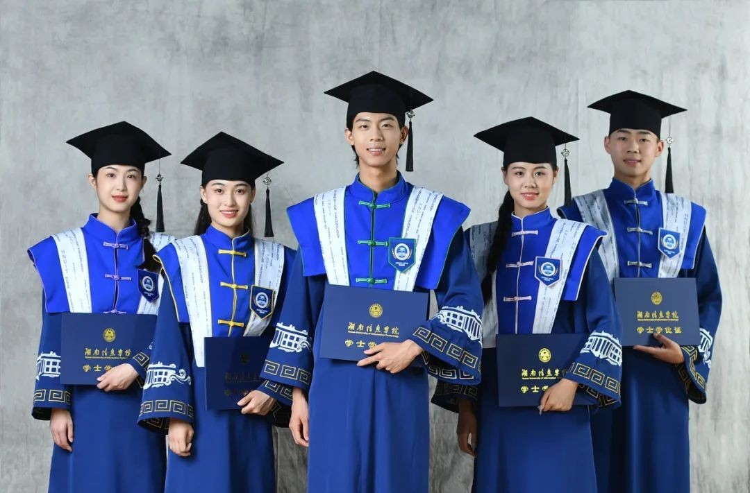 仪式感满满！湖南这所高校为毕业生设计中国元素学位服