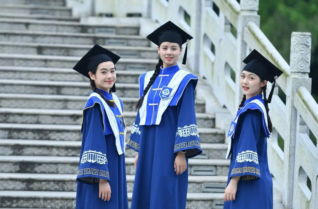 惊艳！多所高校学位服上新！