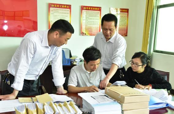 斯坦福大学博士拟被录用乡镇公务员 人民日报：人才不应被“定义”