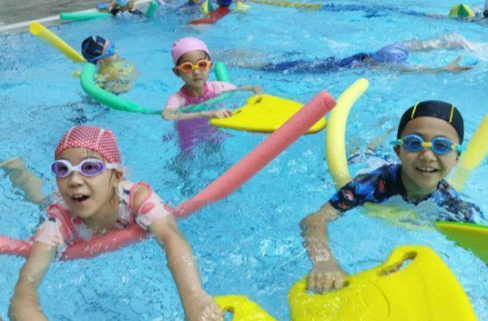 6月20日至8月31日 怀化市首批21家游泳场所错时免费向中小学生开放