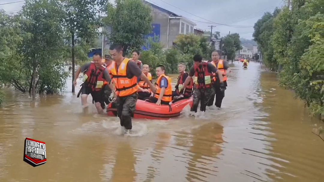 湖南多地持续暴雨 民兵紧急救援