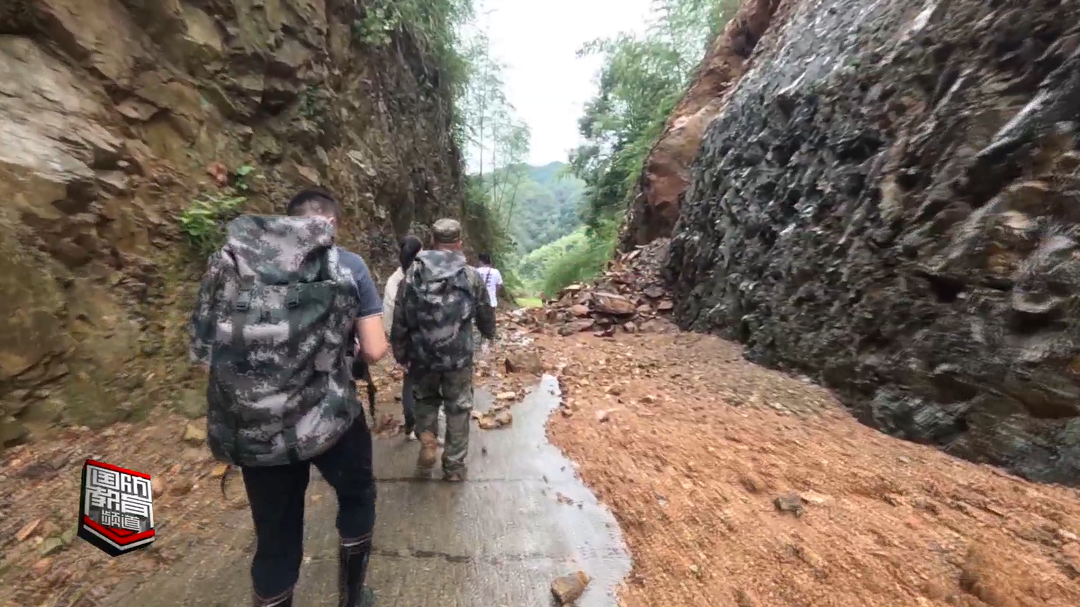 常德桃源暴雨成灾——部分村民组受灾严重 民兵爬山送物资进村