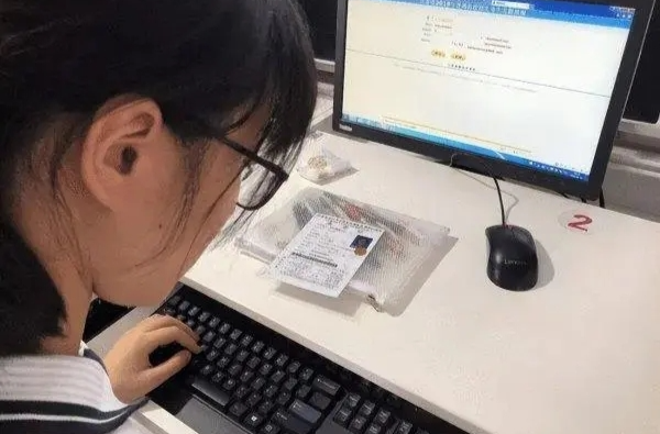 “高考屏蔽生”霸屏热搜榜，引发大家热议—— 减轻“分数焦虑”，让教育回归本质