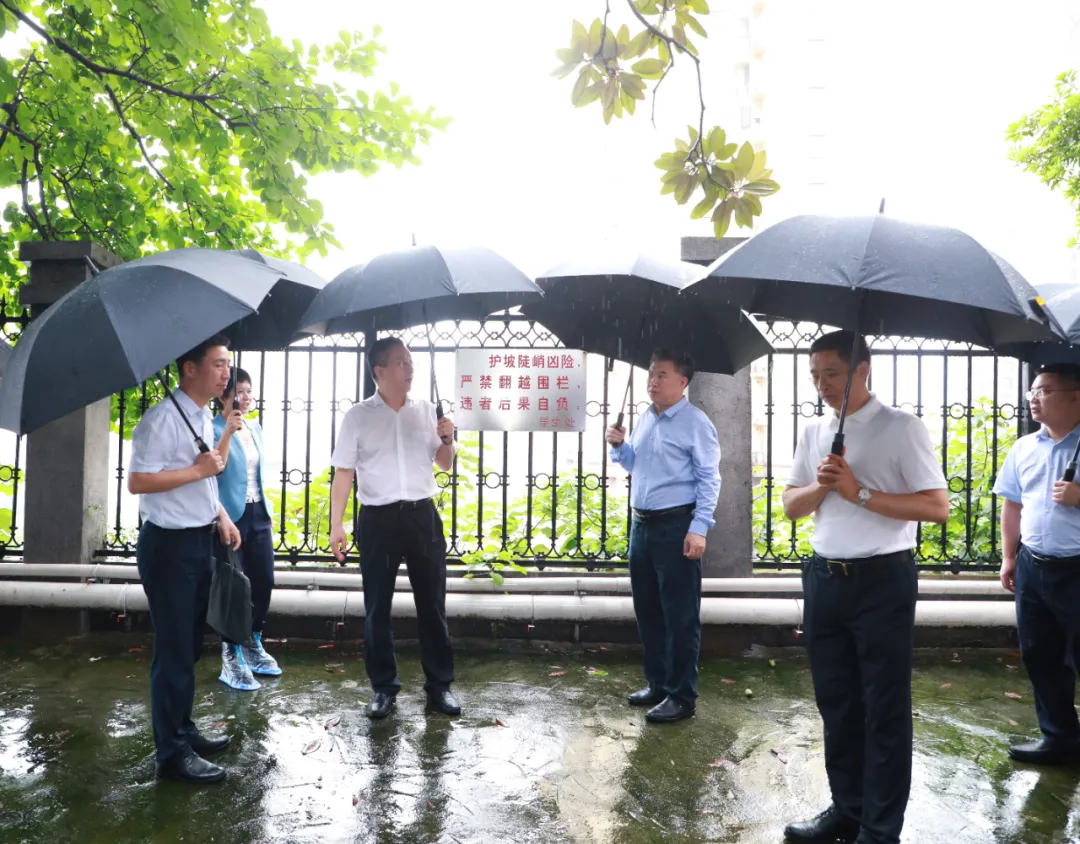 将各项防汛措施抓实抓细抓到位！夏智伦检查指导学校防汛工作