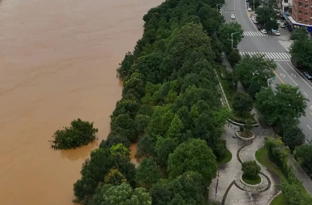 岳阳市平江县城正在退水，明晨有望退出保证水位