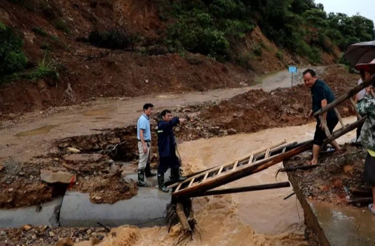截至7月1日18时，湖南已发生地质灾害14起，转移9000余人
