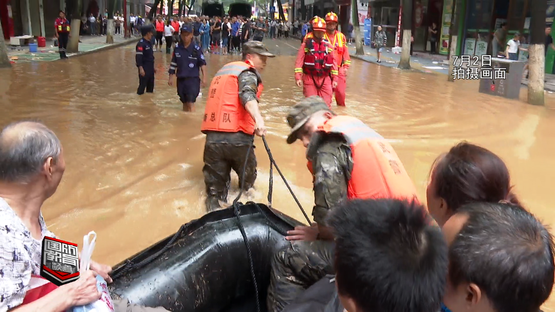记者在现场——救灾一线 军民鱼水情深