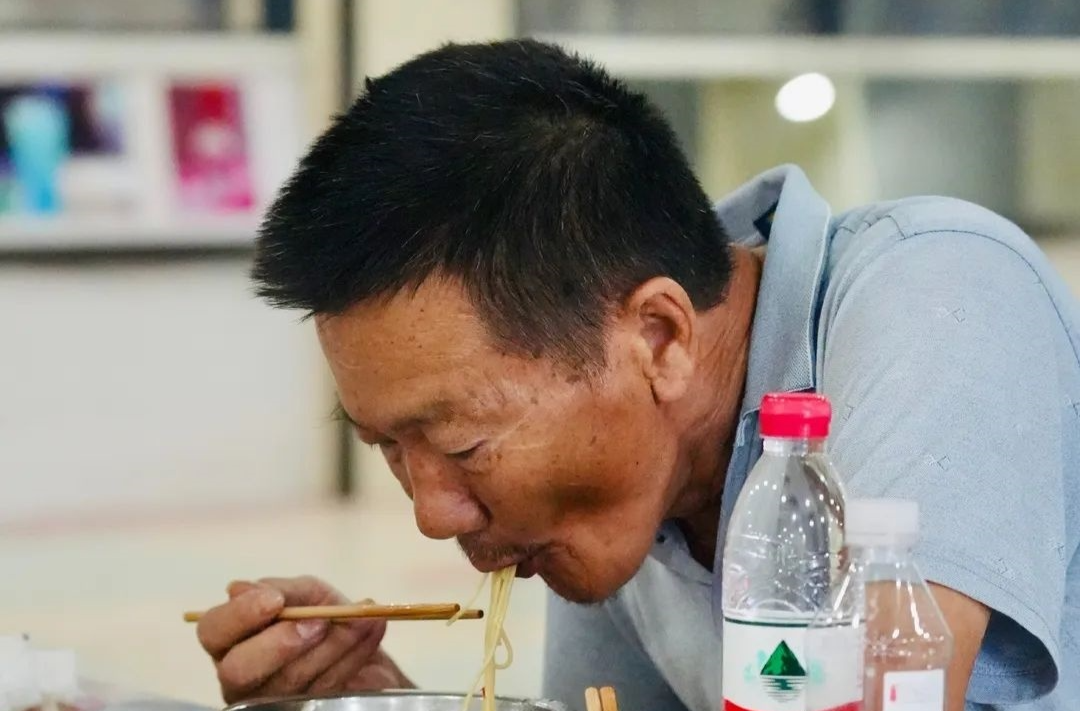 安置点的乡亲，“早餐吃了没”