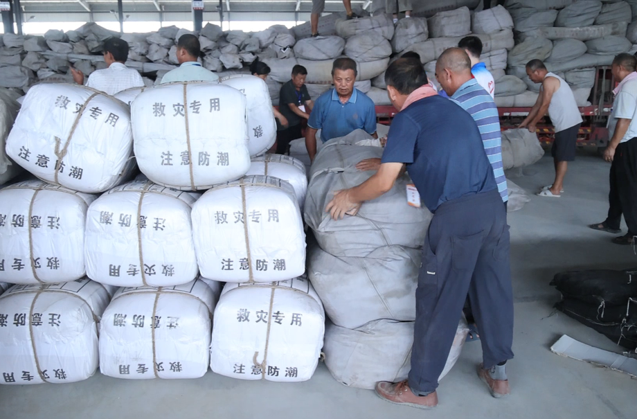 3100余公里驰援 吐鲁番首批援助物资抵达华容