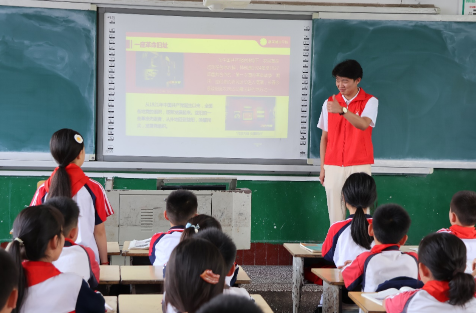 暑期三下乡：大学生用本土“活教材”   讲好移动大思政课