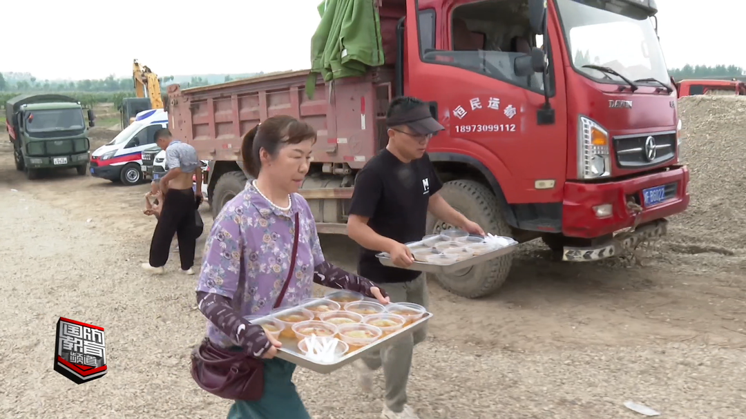 解暑又暖心——防洪堤上 群众自发为子弟兵送绿豆汤