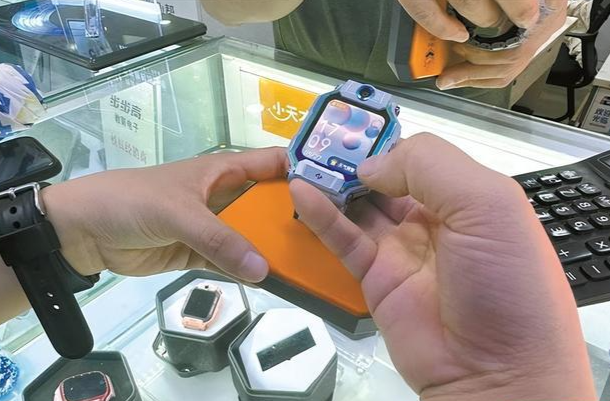 儿童智能手表逐渐“手机化”，如何避免孩子沉迷其中？