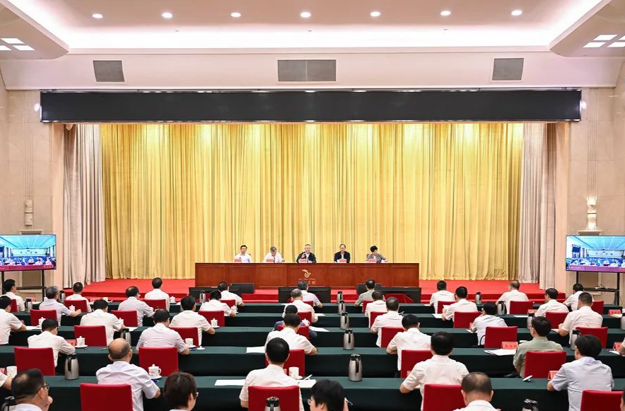 沈晓明：坚决扛起精准扶贫首倡地政治责任 以更高站位更实举措抓好有效衔接工作