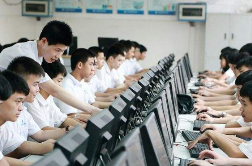 为何越来越多大学生毕业后“放下身段”“反向”读职校？