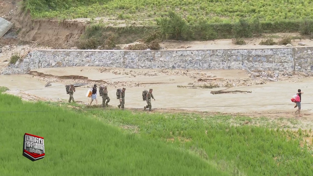 一人一包 民兵徒步进山运送救援物资——直击资兴市山洪灾区救援现场