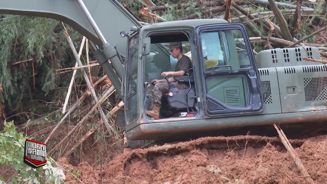 直击资兴市山洪灾区救援现场——武警官兵抢修断桥 打通“生命通道”