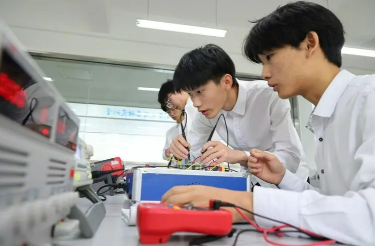 培养高技能人才，职业教育体系如何更好构建？