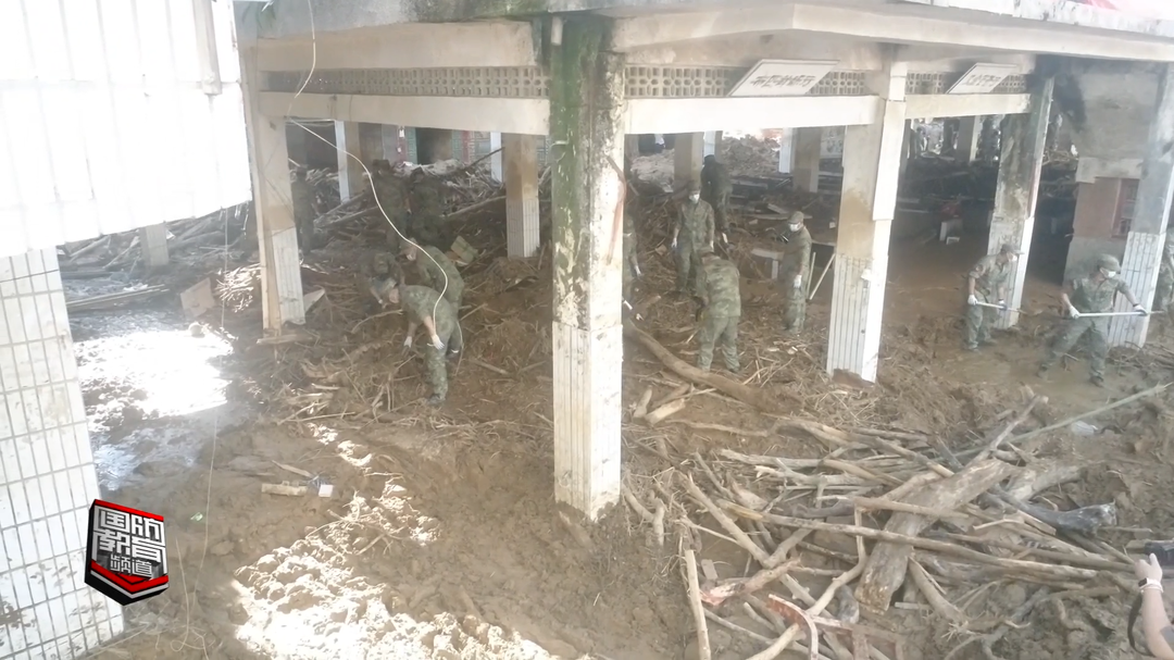 郴州市：民兵奋力清淤 助力资兴恢复生产生活秩序