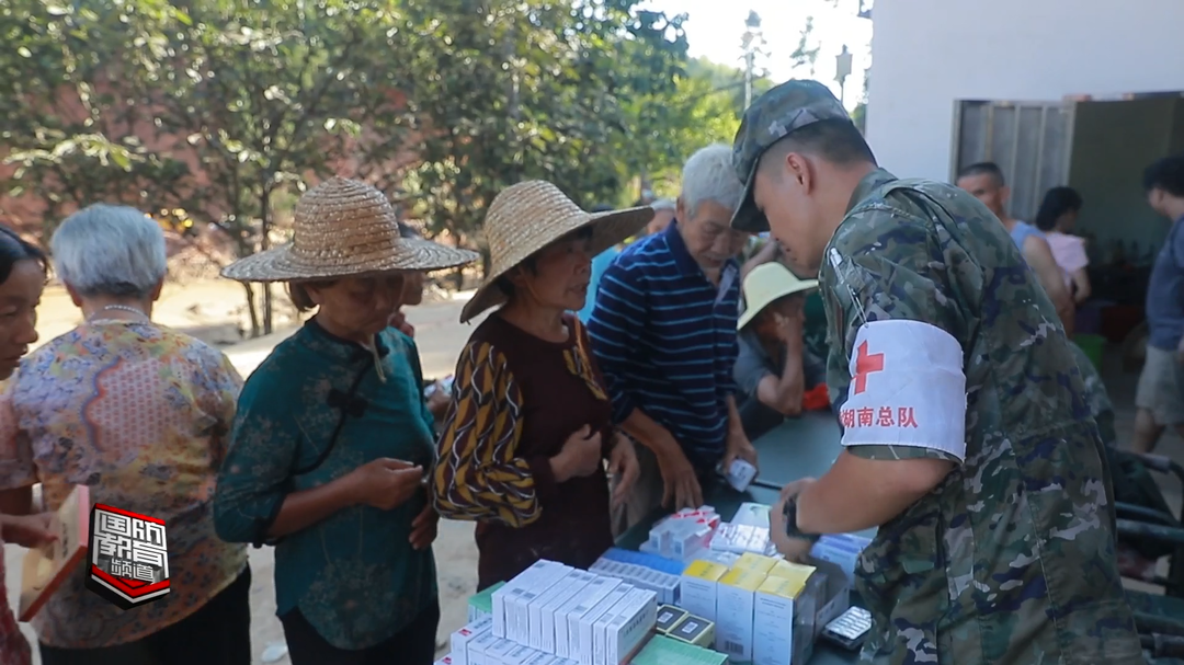 武警郴州支队：送医进灾区 暖心保民生