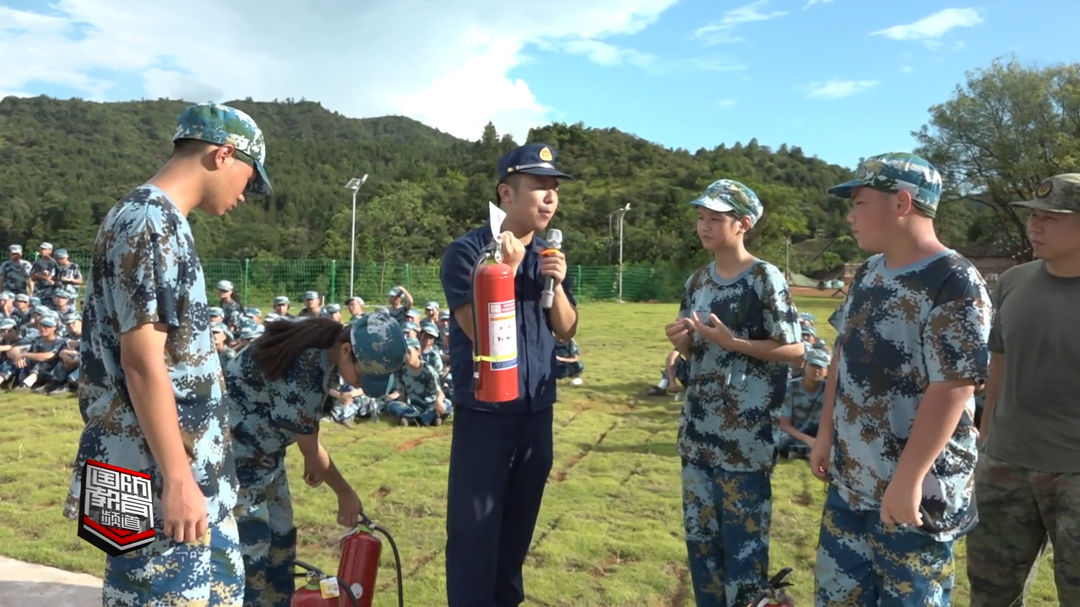 “火焰蓝”遇上“军训绿”——郴州安仁高中生沉浸式学消防