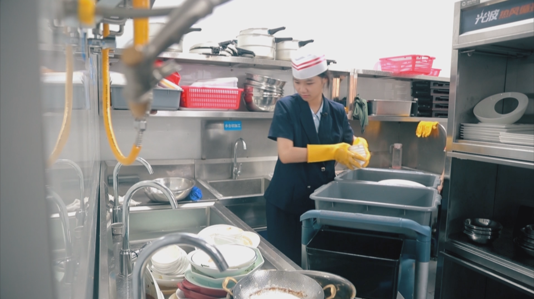“湘窖·我的大学梦”·徐阳：17岁女孩暑假打两份工  扛起家的希望