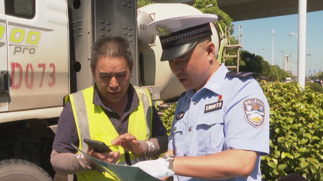 高温下的坚守：无畏炎热 长沙交警筑牢出行安全防线