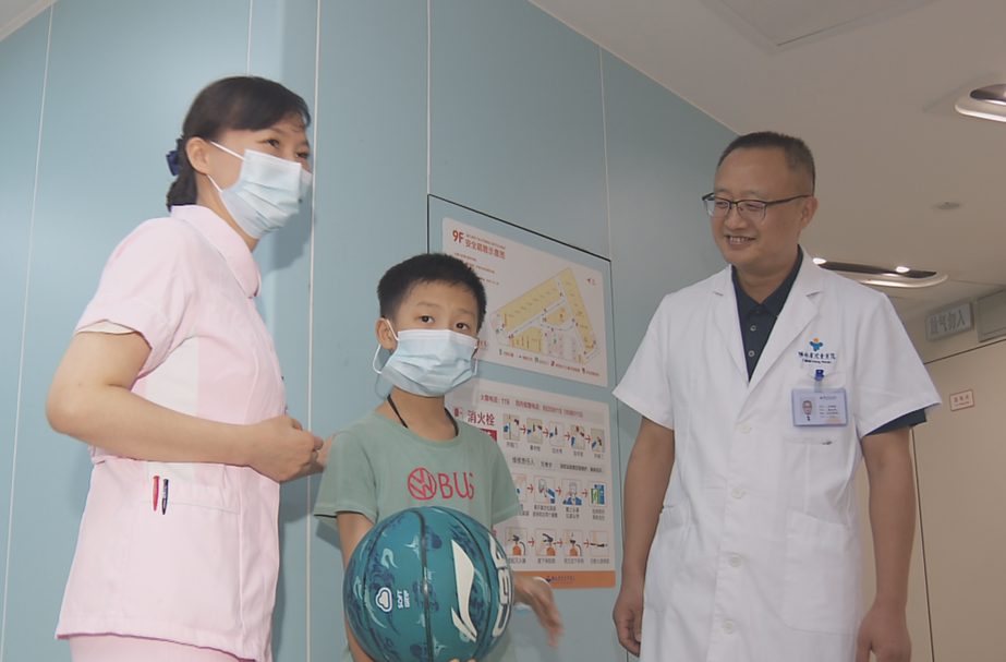 男孩溺水导致脑损伤 救治四月恢复正常