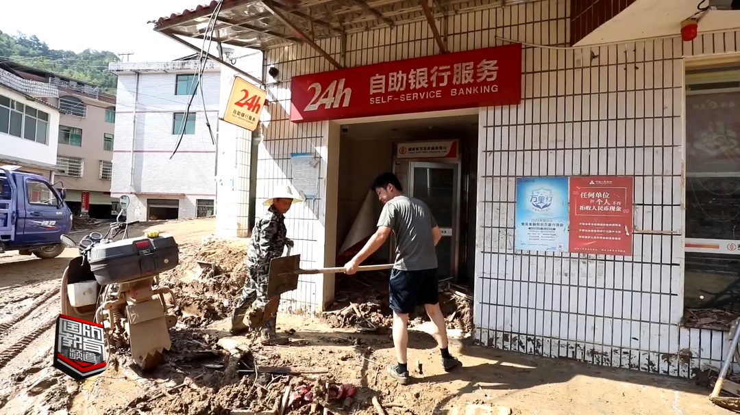 直击郴州资兴市灾后重建现场——志愿者：哪里更需要我 我就去哪里