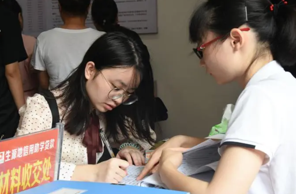 开学季，大学生如何申请资助项目？