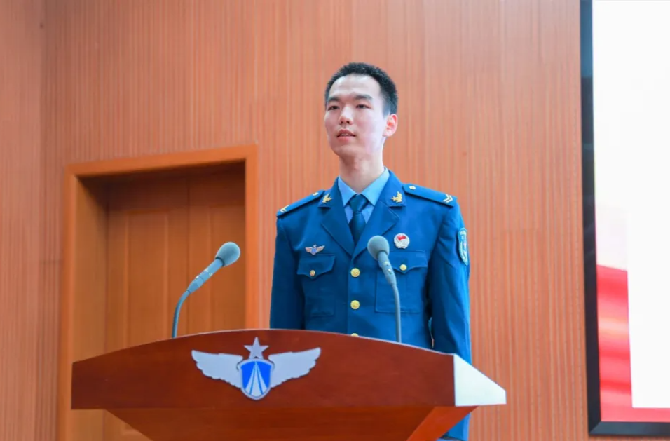 湖南小伙考入北大后参军入伍，两年后又考取军校